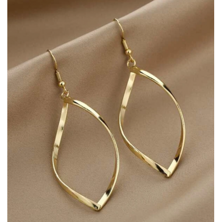 Boucles d oreilles creuses deformees (1)